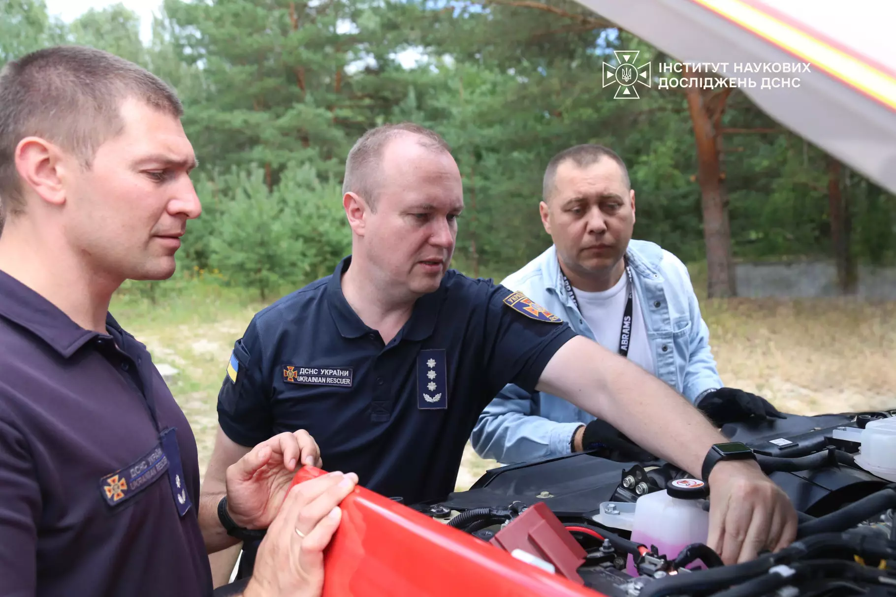 Науковці та фахівці ДСНС інспектують моторний відсік рятувальної техніки