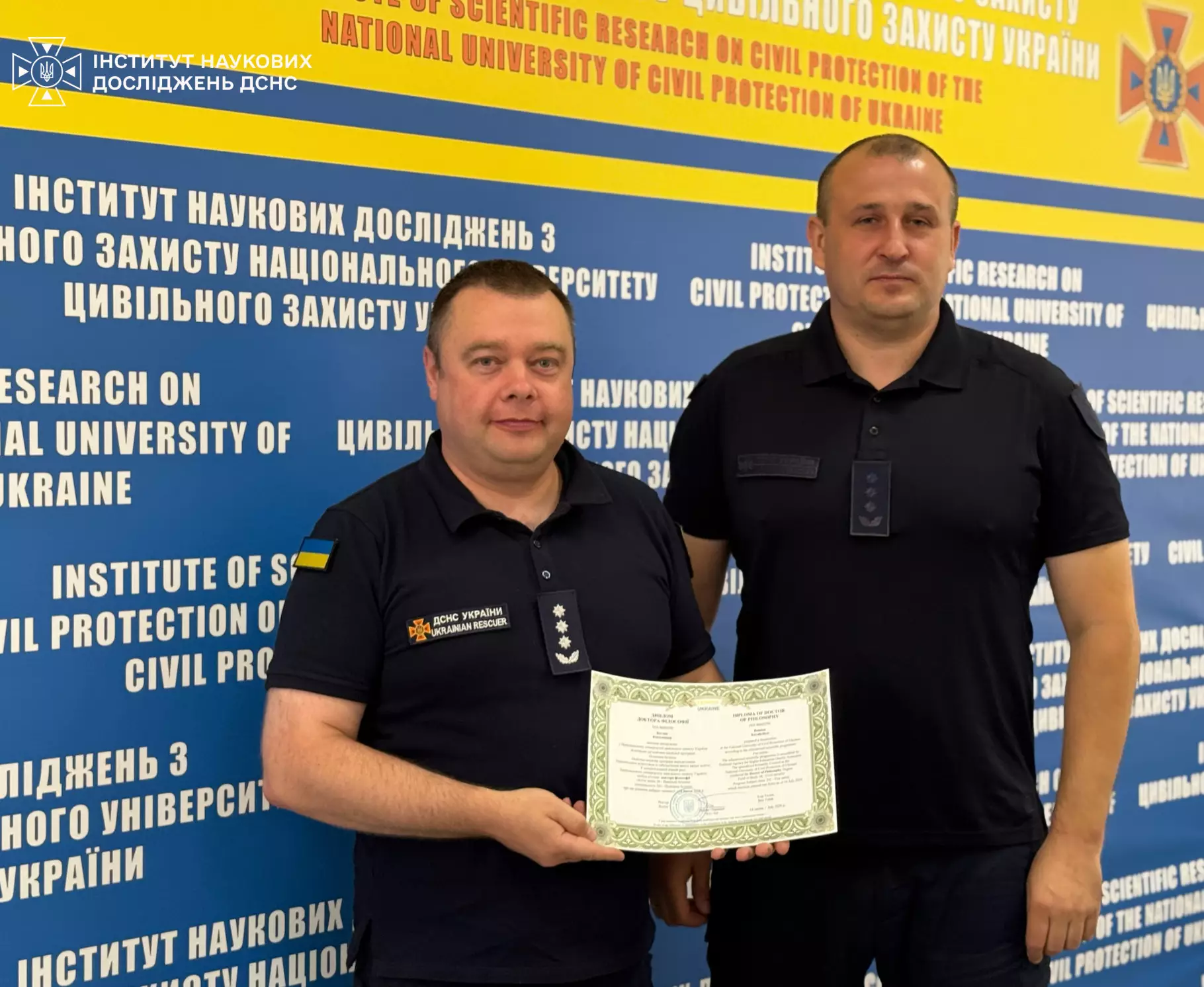 Нагородження науковця дипломом ФІЛОСОФІЇ ЗА ЗНАЧНІ ЗДОБУТКИ У ДОСЛІДЖЕННІ КАРНИЗІВ ТА ЗАПОБІГАННЮ ПОШИРЕННЯ ВОГНЮ ЗЗОВНІ БУДІВЛІ НА РОЗТАШОВАНІ ВИЩЕ ПОВЕРХИ.