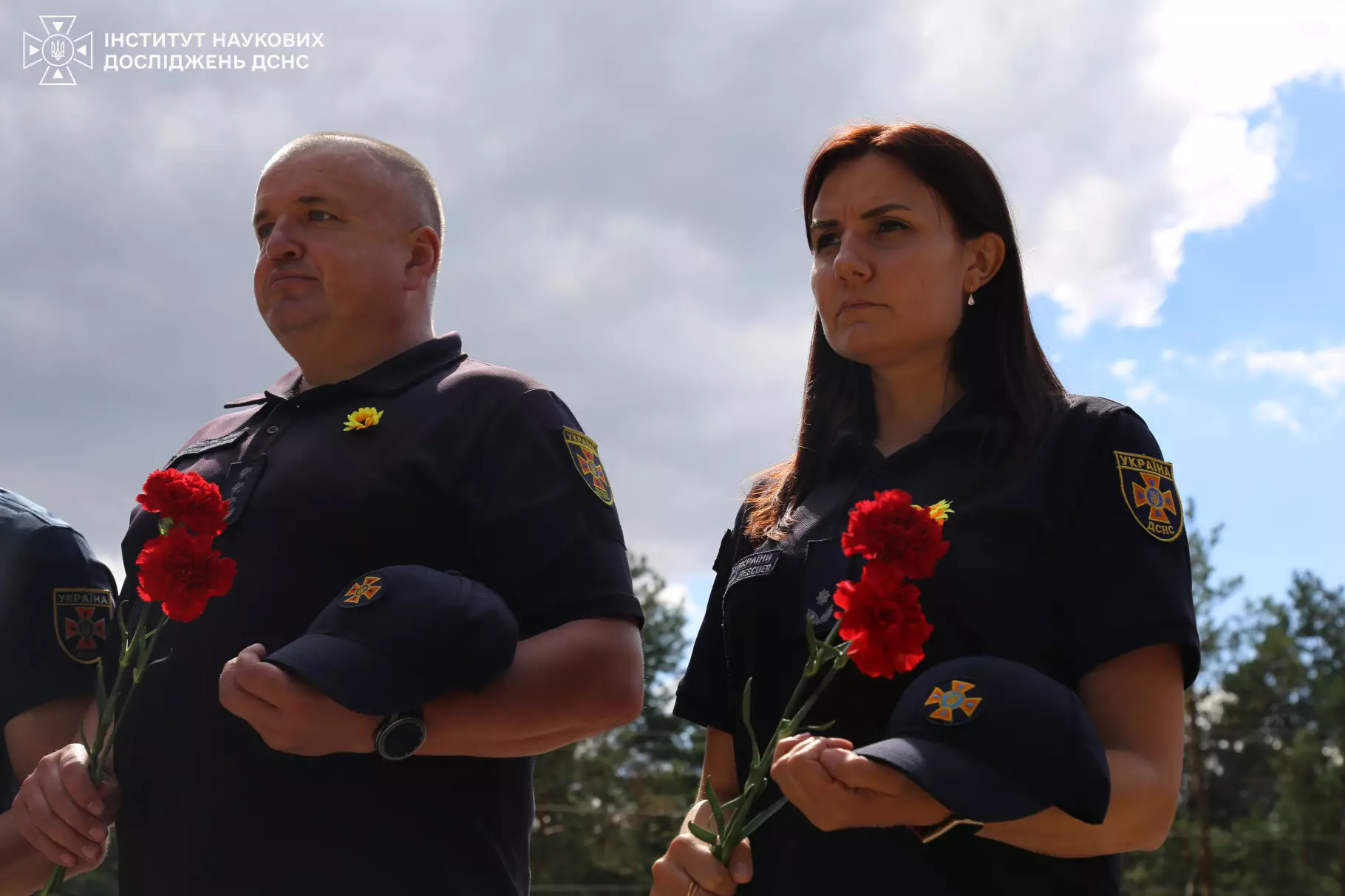 Працівники ДСНС шанують пам'ять полеглих захисників, які загинули за захист України.