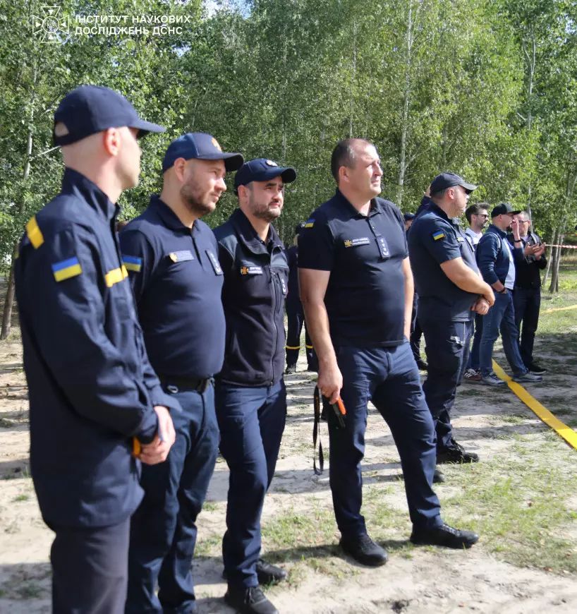 На фото представники Управління освіти, науки та спорту ДСНС і Департаменту цивільного захисту та превентивної діяльності ДСНС, фахівці НУЦЗ України, Мінрозвитку та практичних підрозділів надзвичайників.