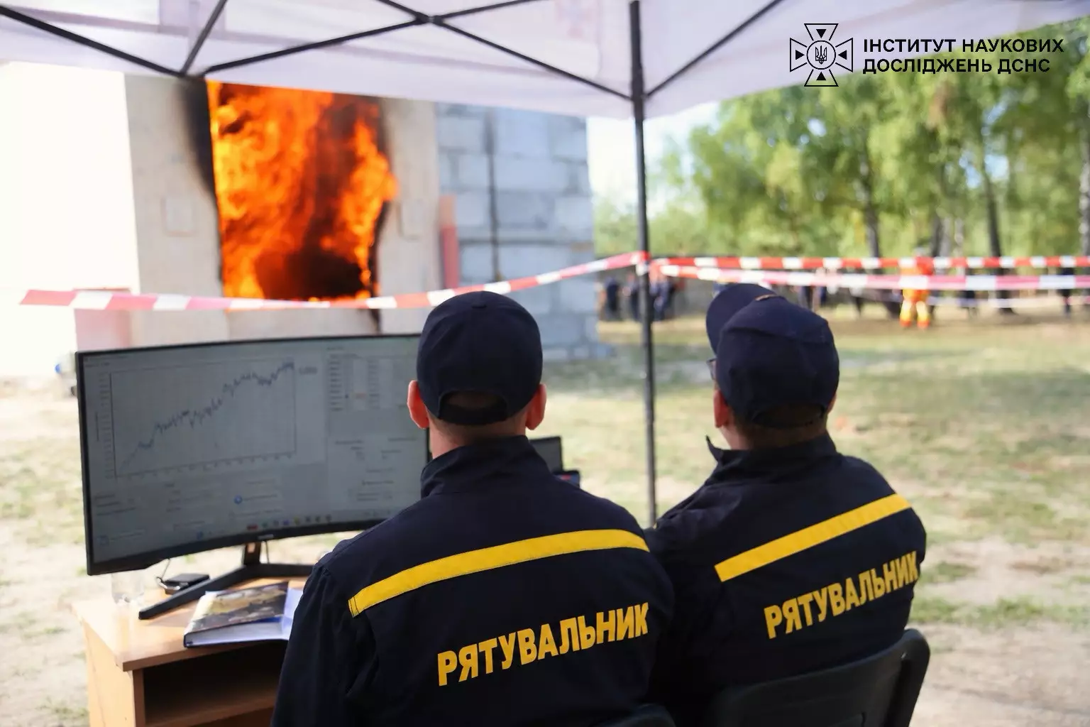 Рятуальники сидять за монітором і вимірюють температуру, тепловий потік, тиск, концентрації CO та CO₂, рівень задимленості, а також температуру і прогини несучих та огороджувальних конструкцій.